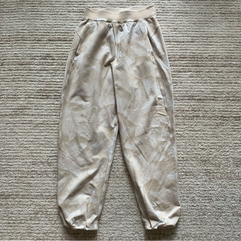Lululemon LA Tapered Leg Jogger Beige Size 4
